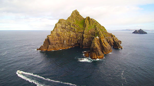 boat approaching skellig michael